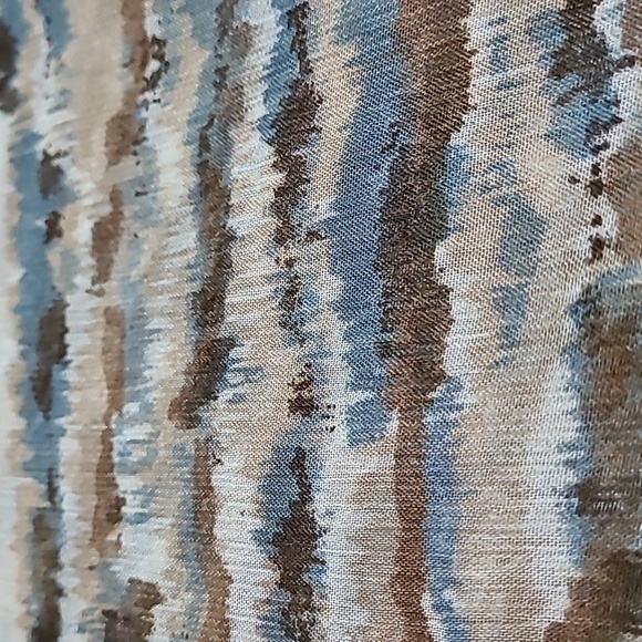 BKE BOUTIQUE SHEER STUDDED SCOOP-NECK DROPTAIL SHIRT - Picture 14 of 14